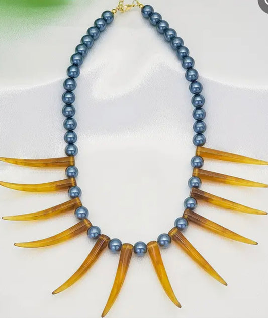 Ula nifo (resin horn necklace with pearls)